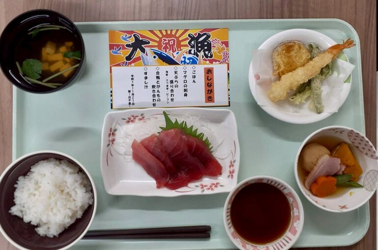 LINE_ALBUM_マグロ解体ショー_251128_156