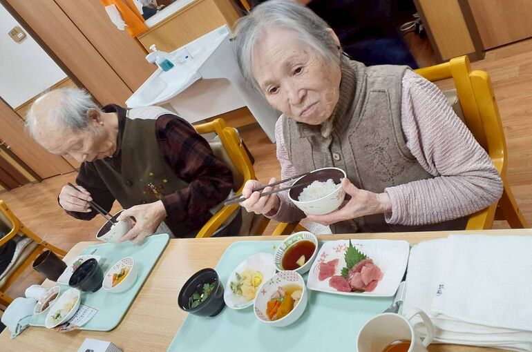 LINE_ALBUM_マグロ解体ショー_251128_145